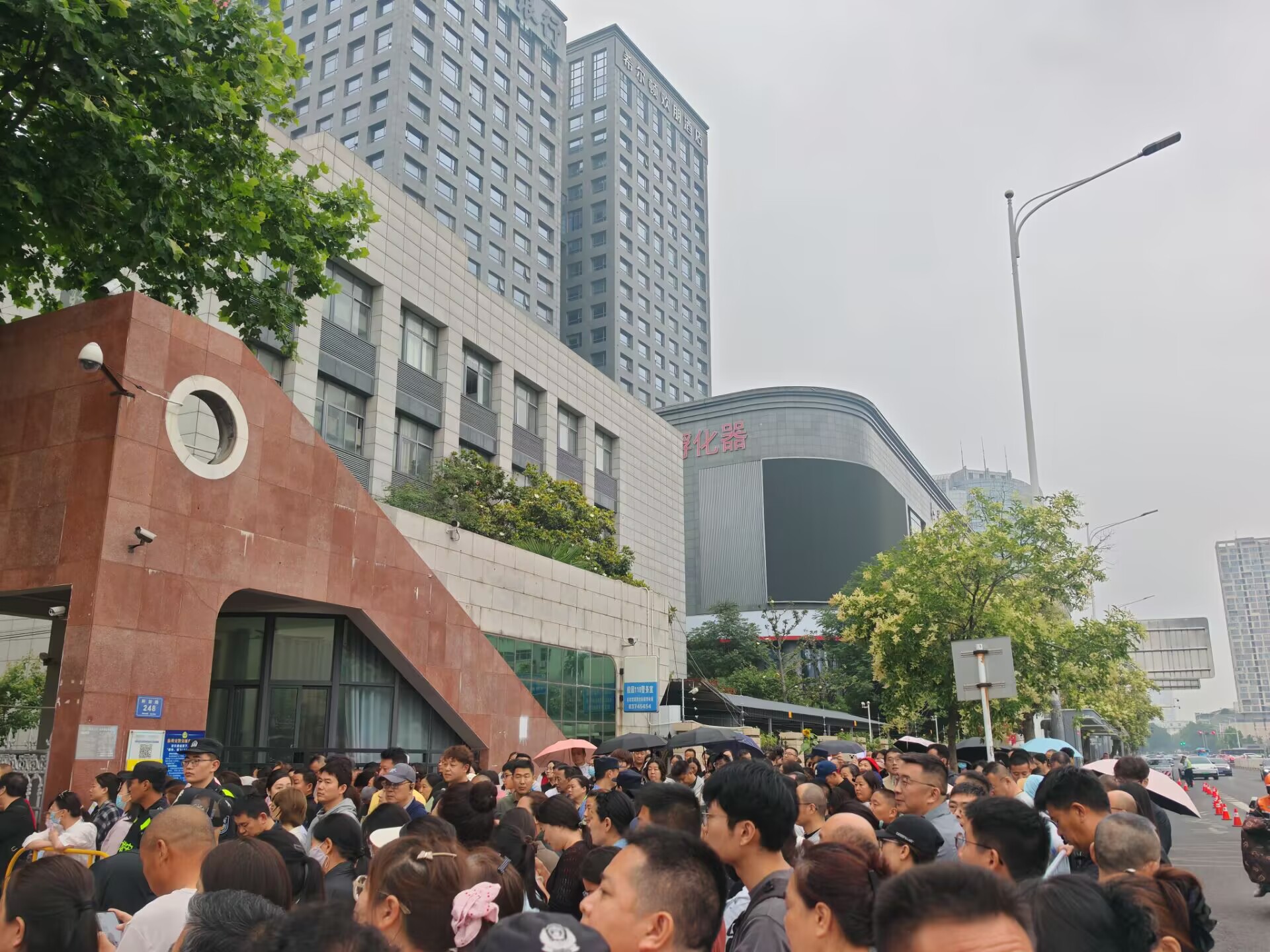 接孩子排队